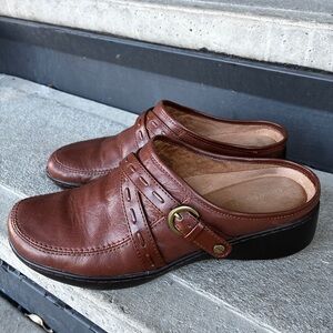 Easy Spirit Esderlin brown leather clogs/ mules/ slip-on shoes